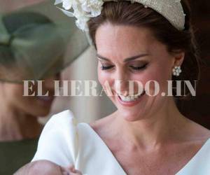 La duquesa Kate Middleton, esposa del príncipe Williams, carga al príncipe Louis rumbo a la capilla real de St. James Palace.