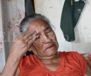 Las lágrimas de doña Consuelo evidencian que la herida está más abierta que nunca. Enterró a su hija sin saber quién le había provocado la muerte. Foto Eduard Rodríguez.