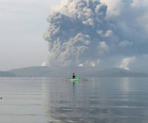 Los colegios de la región del volcán, las oficinas gubernamentales y la Bolsa filipina permanecían cerrados este lunes por precaución. Foto: AFP.