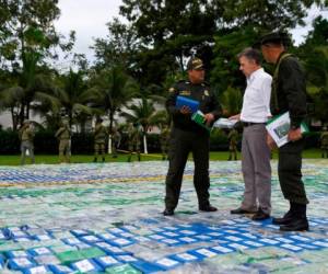 El presidente presidente Juan Manuel Santos llegó hasta el lugar para informar a los medios del decomiso de cocaína más grande de la historia de colombia.