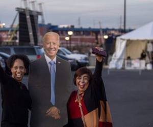 Dana Combs y Maria Torregrosa posan para una foto con un recorte de tamaño natural del exvicepresidente Joe Biden, candidato presidencial demócrata, fuera de la sede en Wilmington, Delaware, mientras aguardan los resultados. Foto: AP.