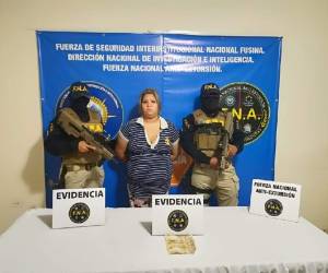 La detenida fue identificada como Any Dayann Barahona Mejía alias 'Vagabunda', de 21 años de edad, a quien se le relaciona con la pandilla 18, que opera en la zona.