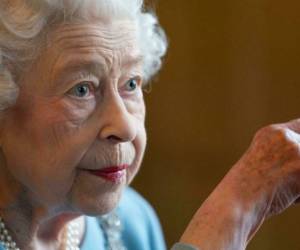 La reina Isabel II de Gran Bretaña gesticula durante una recepción en el Salón de Baile de Sandringham House. Foto AFP