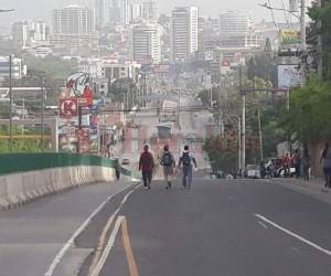 Este lunes amaneció tomado el bulevar Centroamérica desde la entrada de la Colonia Kennedy. Foto: Alex Pérez / El Heraldo.