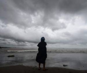 Un hombre observa los fuertes vientos causados ​​por el huracán Eta, en el puerto de Tela, en el mar Caribe, a 300 km al norte de Tegucigalpa. Foto: AFP