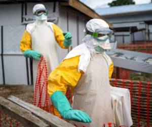 Trabajadores de salud provistos de trajes protectores comienzan su turno en un centro de atención para pacientes con ébola en Beni, en la República Democrática del Congo. Foto: AP.