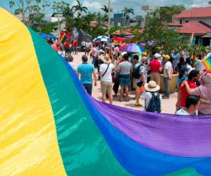 Varias parejas están se prepararon desde el lunes para ser las primeras en casarse al caer la medianoche ante notarios y jueces en eventos que serán en su mayoría privados y con pocas personas. AFP.