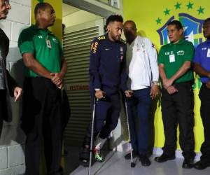 El delantero Neymar, de la selección de Brasil, sale en muletas del vestuario tras un partido amistoso ante Qatar en Brasilia, el miércoles 5 de junio de 2019. Foto: Agencia AP / Andre Penner.