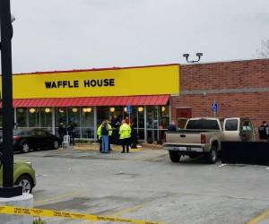 En el restaurante, el atacante fue desarmado por James Shaw, de 29 años, quien fue calificado de héroe por haberle quitado el arma y sacado de restaurante tras una pelea. Foto AFP