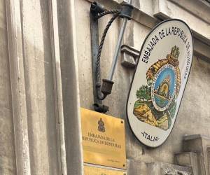 Los denunciantes aseguran que el embajador Pumpo nunca resolvió los problemas consulares de los hondureños en Italia.