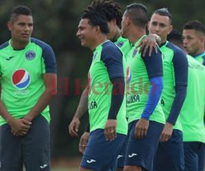 Los jugadores de Motagua tuvieron mucho tiempo para bromear entre ellos. Foto: EL HERALDO