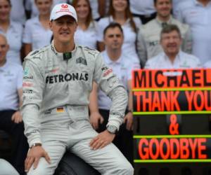 Mientras Schumacher continúa apartado del mundo, la Fórmula 1 sigue dando vueltas al circuito con Ferrari y Mercedes, dos escuderías ligadas a la carrera del alemán, como dos de las protagonistas. Foto: AFP