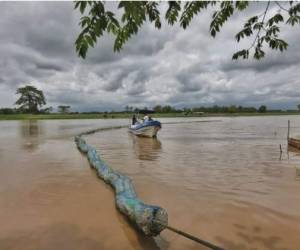 Las bardas son elaboradas con lazos, mallas y botellas de plástico que forman una barrera en los ríos o el mar.