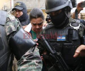 La primera visita a la ex primera dama fue de parte de sus familiares, quienes le llevaron ropa limpia y objetos de uso personal, como pasta de dientes, cepillo, desodorantes, jabón de baño y paste, además de comida: pollo, papas fritas y arroz. Foto Estalin Irías/ EL HERALDO