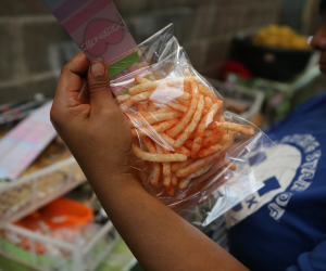 A pesar de los incrementos de precios a la materia prima, los vendedores siguen comercializando el producto a precios módicos para que las personas no paguen más por las frituras.