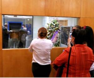 La familia en España hizo una videollamada con las hijas de Erika en Honduras para que pudieron darle el último adiós a su cuerpo. Foto: @jimmyvillasan/EL PAÍS