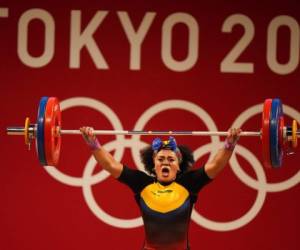 La pesista ecuatoriana Neisi Patricia Dajomes Barrera compite en la final de la división de 76 kilos, en los Juegos Olímpicos de Tokio. Foto:AP