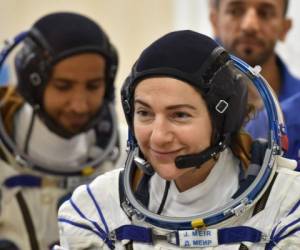 La astronauta Jessica Meir durante su prueba de traje espacial. Foto: AFP