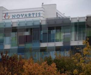 Novartis se asoció en octubre de 2020 al laboratorio de biotecnología de Zurich, Molecular Partners, firmando un acuerdo sobre el desarrollo de dos tratamientos antivirales potenciales contra el covid-19, entre ellos el MP0420, luego llamado ensovibep. Foto: AFP
