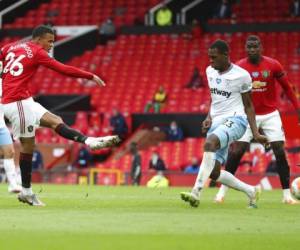 Mason Greenwood, izquierda anota el primer gol del Manchester United durante el duelo de la Liga Premier frente al West Ham, en el estadio Old Trafford de Manchester, Inglaterra. Foto AP