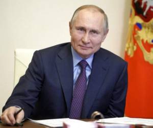 El lunes, durante una reunión del gobierno, Putin anunció que se vacunaría. Foto: AP.