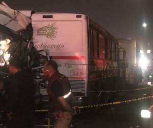 Uno de los automotores resultó completamente destruido debido al fuerte impacto.