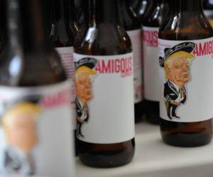 Una caricatura de Trump vestido de mariachi es el principal atractivo de la cerveza 'Amigous'. Foto AFP
