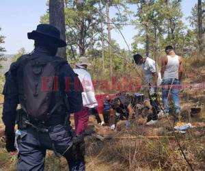 Los técnicos forenses llevaron a cabo la extracción del cuerpo encontrado semi-enterrado en el sector El Pozo. (Foto: Luis Aranda)