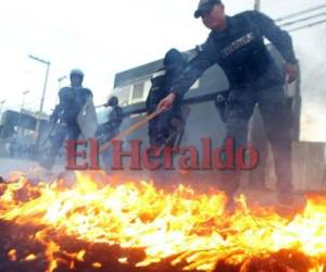 Miembros de la Policía salieron a las calles a controlar los disturbios. Foto Johny Magallanes/EL HERALDO