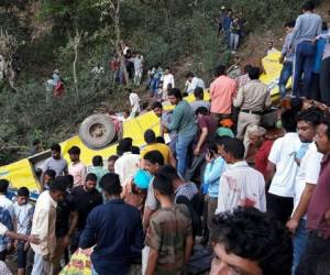 El autobús cayó a un barranco de 60 metros de profundidad. Foto: Agencia AFP