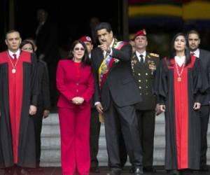 El mandatario Nicolás Maduro (centro) habla con su esposa, Cilia Flores, acompañados por magistrados del Tribunal Supremo. Foto AP