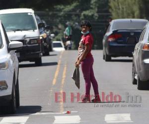 Julia camina dos horas todos los días para conseguir dinero y ayudar a pagar deudas familiares.
