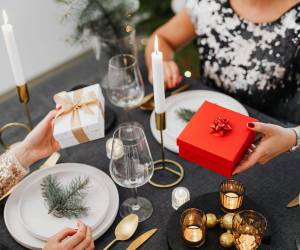 Se acerca la Navidad y con ello el divertido y tradicional juego del Amigo Secreto. Como sabemos que la vida a veces puede ser caótica y quedar con tus amigos para sacar los papelitos no es tan fácil, aquí te compartimos 10 aplicaciones que te ayudarán a agilizar el sorteo.