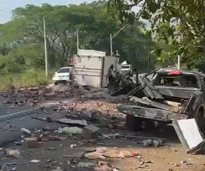 El impacto frontal entre las unidades de transporte dejó escenas de caos y desesperación en la carretera hacia Olancho, donde pasajeros lesionados fueron auxiliados por cuerpos de socorro y pobladores de la zona. La escena del accidente fue caótica.