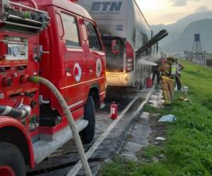 Momento en que los Bomberos de Guatemala atendían la emergencia impidiendo que el fuego se extendiera a toda la unidad. Foto: Twitter/BVoluntariosGT.