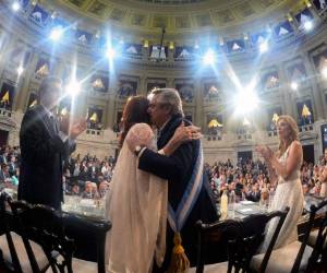 Alberto Fernández y su vicepresidenta Cristina Fernández de Kirchner felicitándose mutuamente mientras la vicepresidenta del Senado, Claudia Ledesma, y el presidente de la Cámara de Diputados, Sergio Massa, aplaude durante la ceremonia de inauguración en el Congreso de Buenos Aires. Foto: Agencia AFP.