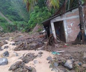 El alud de tierra dejó aterradas decenas de viviendas.