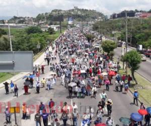 La marcha continuó su camino por el bulevar Fuerzas Armadas. Foto: David Romero / EL HERALDO.