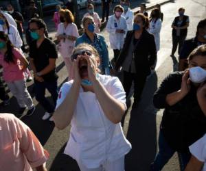 Trabajadores de salud exigen equipo de protección durante una protesta afuera de un hospital público en la Ciudad de México, el lunes 13 de abril de 2020. (AP Foto/Fernando Llano)