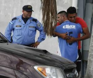 El futbolista Darwin Arita fue consolado por uno de sus amigos, quien lo alejó de la escena para evitarle más dolor.