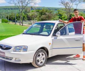 Johnny Leverón posando con su nuevo vehículo. Foto: Club Deportivo Olimpia.