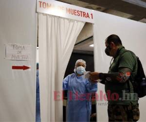 En cada turno seis médicos, tres microbiólogos y cinco enfermeras atienden pacientes.