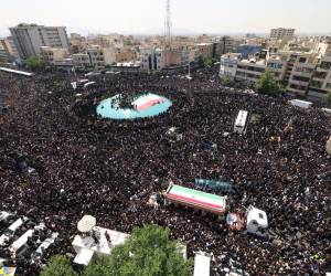 Una gigantesca multitud se congregó este miércoles en el centro de Teherán para la procesión funeraria del presidente iraní Ebrahim Raisi, fallecido el domingo en un accidente de helicóptero.