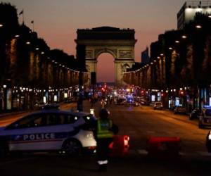 El agresor del ataque en los Campos Elíseos en Paraís, Francia, fue abatido tras al tiroteo que se produjo en una concurrida avenida. Foto AFP