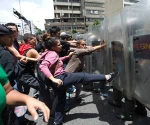 'Queremos comida. Nos están matando de hambre. Nuestros niños a esta hora no han almorzado', dijo un protestante. Foto: AP