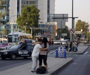 Una mujer abraza a un niño durante un poderoso terremoto en la Ciudad de México. Foto AFP