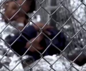 El hacinamiento es tal que los migrantes no logran ser acomodados dentro del centro y deben esperar sus trámites en las áreas a la intemperie.(Foto: CNN)