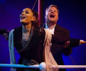 Durante el divertido el show Corden y Grande replicaron la escena donde Rose y Jack parecen volar sobre el océano. (Foto: Instagram)