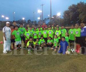 Los pequeños jugadores entrenados por Cabrera son niños latinos.