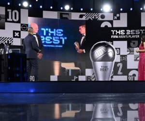 El presidente de la FIFA, Gianni Infantino, aparece en una pantalla otorgando el premio The Best al jugador masculino de la FIFA al delantero polaco del Bayern de Múnich Robert Lewandowski. Foto: AFP